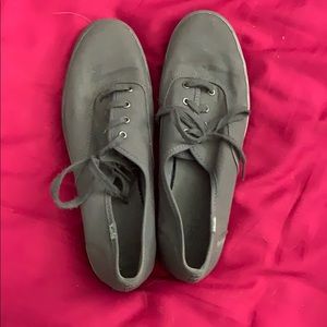 Super clean almost new grey/silver Keds